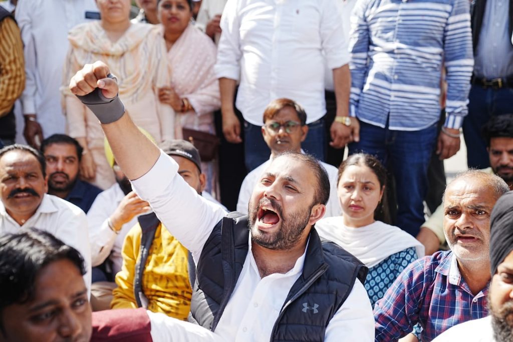 मनीष सिसोदिया की गिरफ्तारी के खिलाफ 'आप' नेताओं ने बीजेपी दफ्तर के सामने किया ज़ोरदार विरोध प्रदर्शन 2 02 2