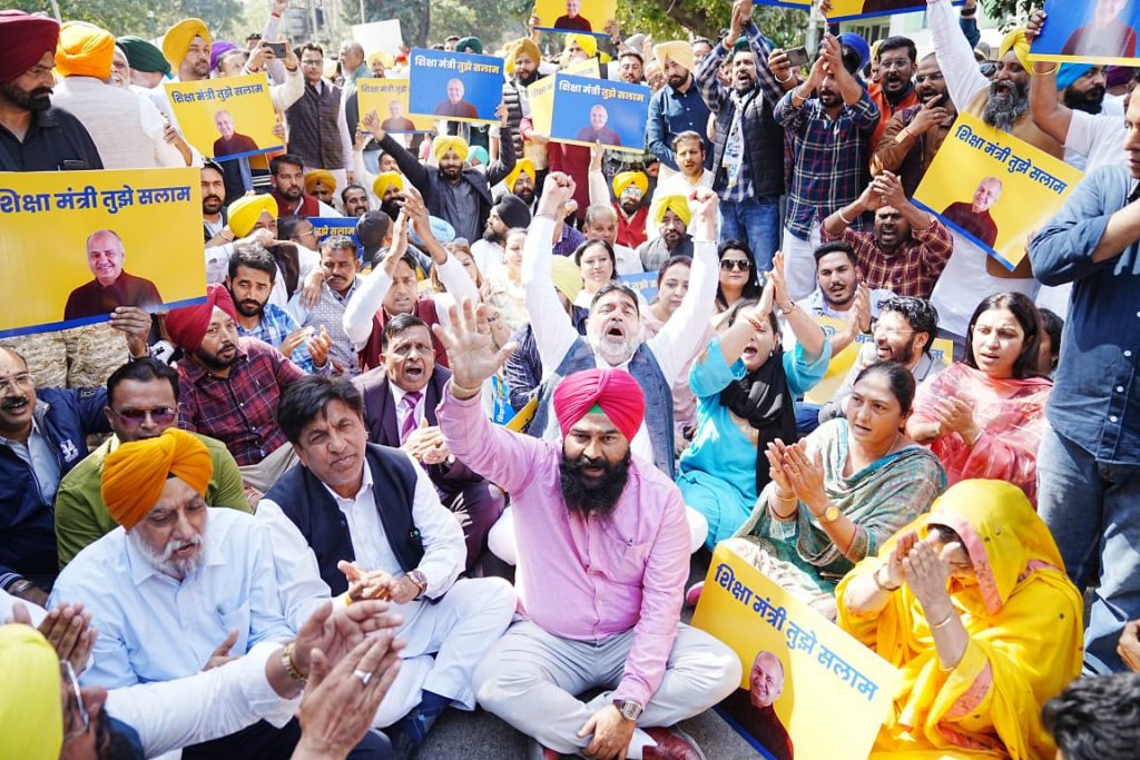 मनीष सिसोदिया की गिरफ्तारी के खिलाफ 'आप' नेताओं ने बीजेपी दफ्तर के सामने किया ज़ोरदार विरोध प्रदर्शन 3 04