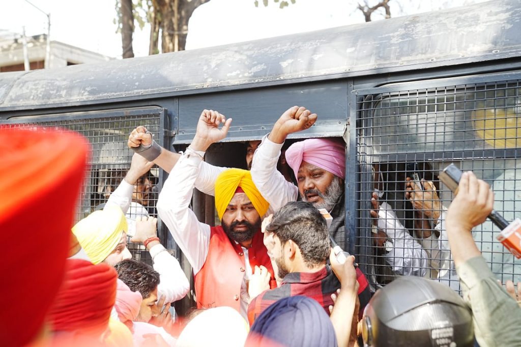 मनीष सिसोदिया की गिरफ्तारी के खिलाफ 'आप' नेताओं ने बीजेपी दफ्तर के सामने किया ज़ोरदार विरोध प्रदर्शन 4 05