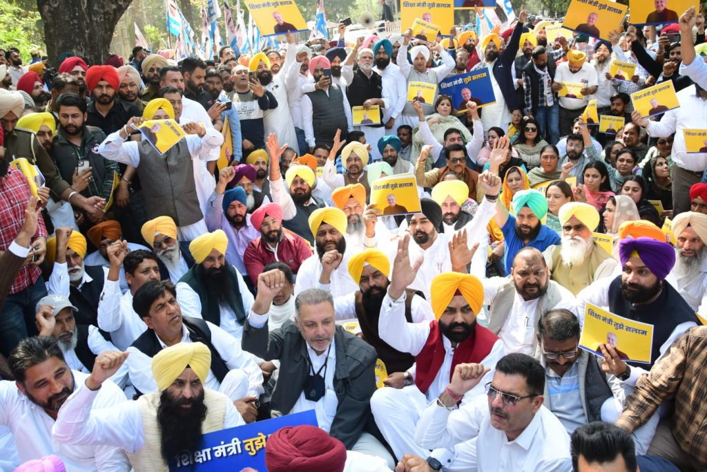 मनीष सिसोदिया की गिरफ्तारी के खिलाफ 'आप' नेताओं ने बीजेपी दफ्तर के सामने किया ज़ोरदार विरोध प्रदर्शन 5 09