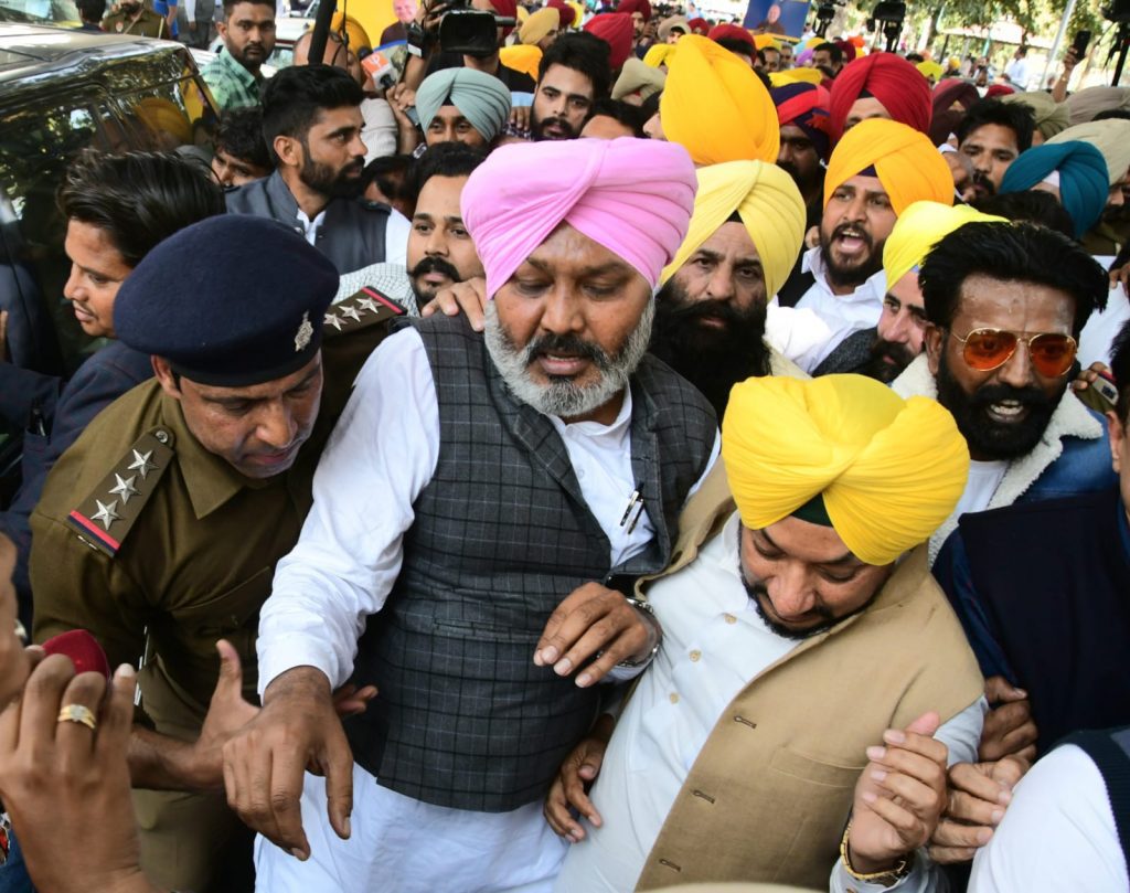 मनीष सिसोदिया की गिरफ्तारी के खिलाफ 'आप' नेताओं ने बीजेपी दफ्तर के सामने किया ज़ोरदार विरोध प्रदर्शन 7 14