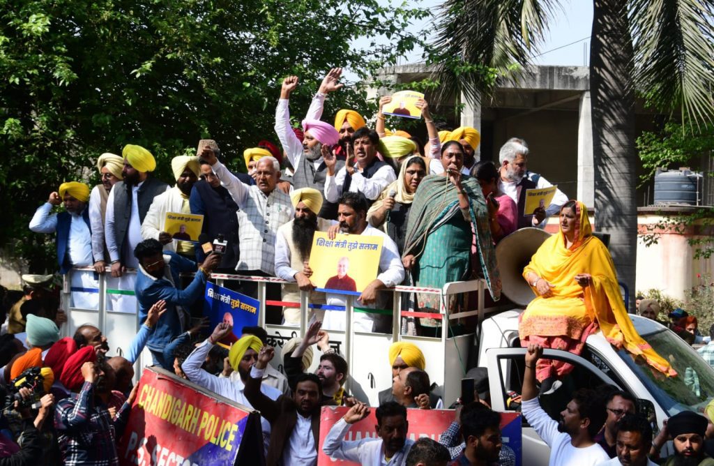 मनीष सिसोदिया की गिरफ्तारी के खिलाफ 'आप' नेताओं ने बीजेपी दफ्तर के सामने किया ज़ोरदार विरोध प्रदर्शन 6 16