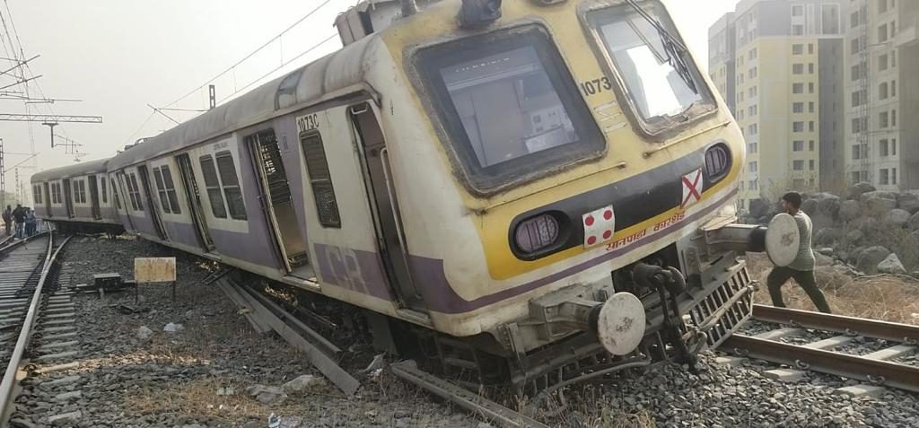 मुंबई लोकल ट्रेन की तीन बोगियां पटरी से उतरी, कोई हताहत नहीं 1 Three bogies of Mumbai local train derail, no casualties.