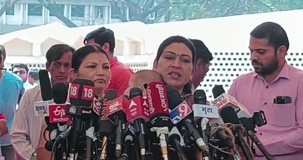 क्रेच का वादा टूटा, राकांपा की महिला विधायक ने विधानमंडल सत्र का बहिष्कार करने की दी धमकी 1 Nationalist Congress Party MLA from Deolali (Nashik) SAROJ AHIRE-WAGH slams Maharashtra govt for not providing proper child day-care facilities for infants/minor kids, and threatened to boycott the Budget Session of Legislature.