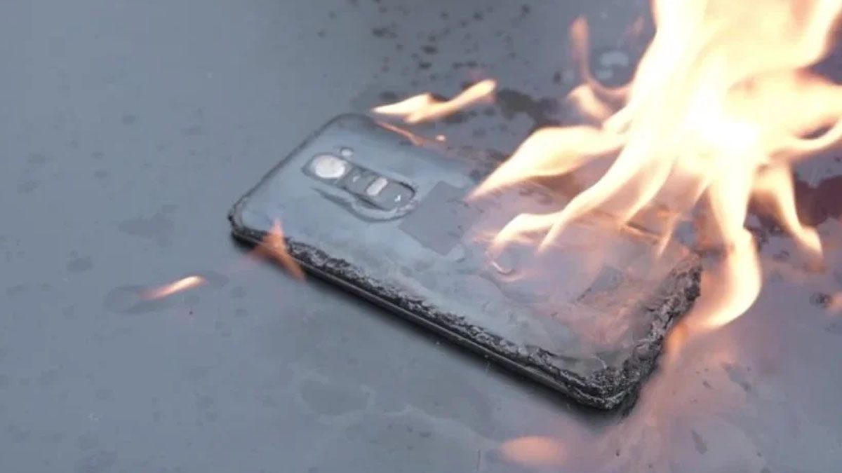 Mobile Blast: मोबाइल चार्ज करते समय न करें ये भूल, MP में फोन की बैटरी फटने से उड़ गए बुजुर्ग के चिथड़े (The News Air) 1 Mobile Blast | मोबाइल चार्ज करते समय न करें ये