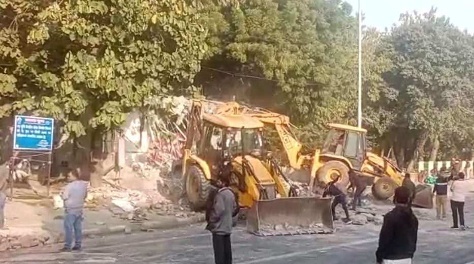 old mandir and masjid demolition by mcd at Ito in New Delhi .