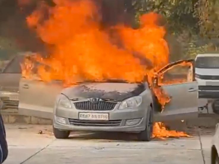 कपूरथला में पार्किंग में खड़ी कार में लगी आग, स्टार्ट करते ही धुआं निकलने लगा (The News Air) 1 punjab news