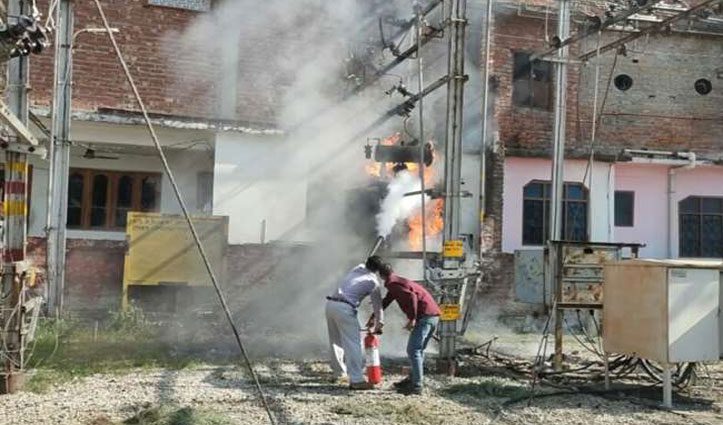 बिजली ट्रांसफार्मर में हुआ ब्लास्ट, 4 झुलसे