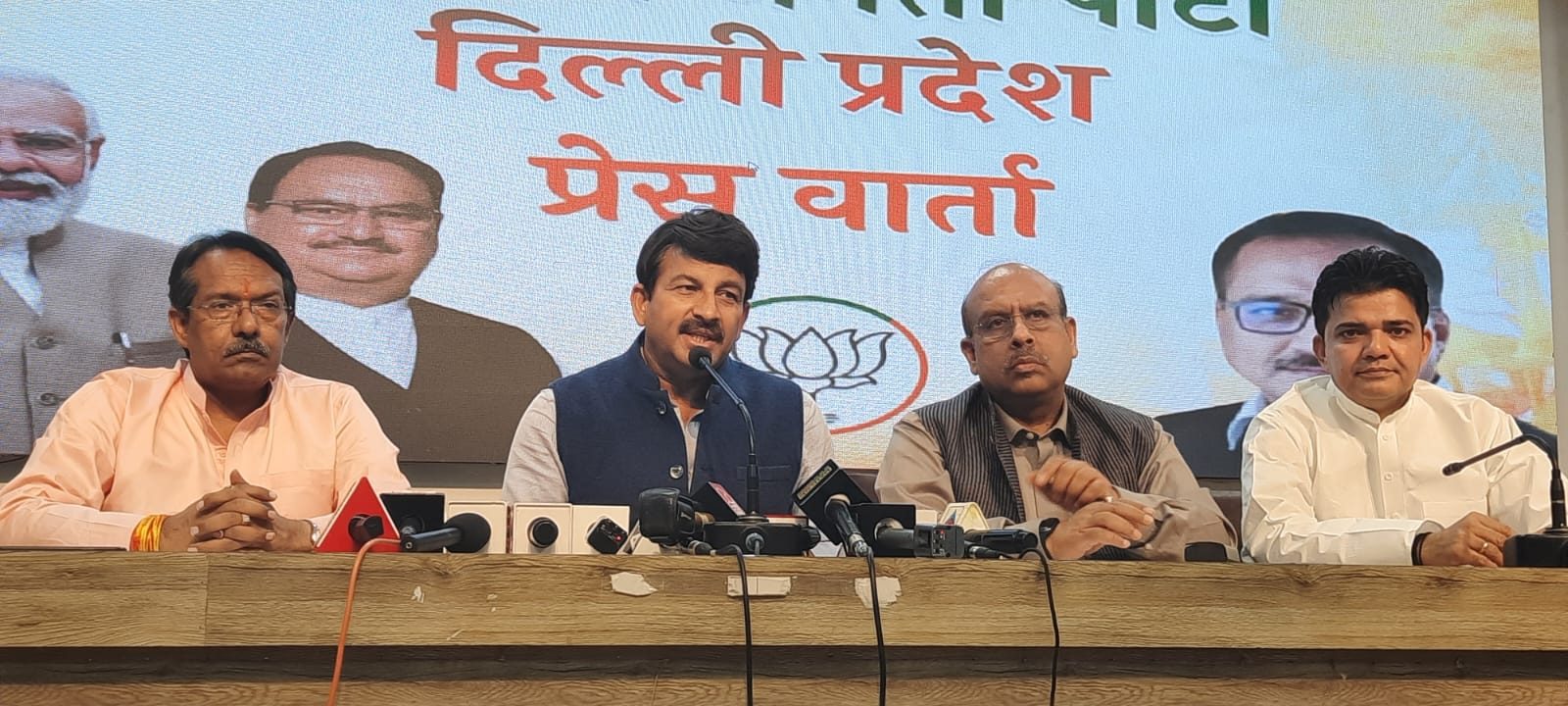 Kejriwal government did not notify 351 roads for 3 years - Manoj Tiwari.