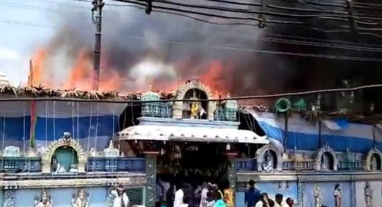 मंदिर में रामनवमी समारोह के दौरान लगी आग 1 fire breaks out during Ram Navami celebrations in Andhra