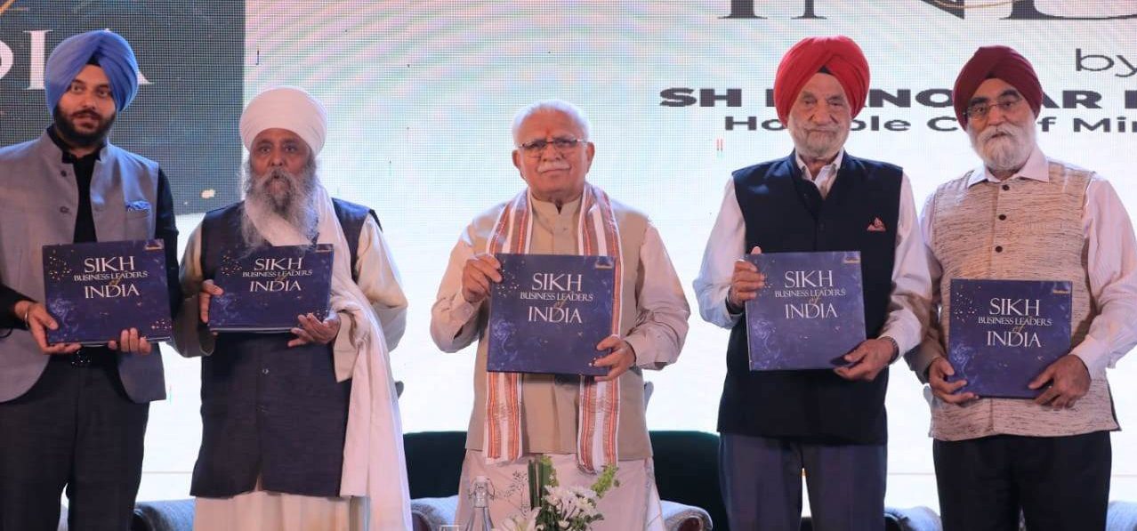 Haryana Chief Minister Sh. Manohar Lal being presented with a bouquet at the Sikh Business Leaders of India programme organised in Delhi on March 31, 2023