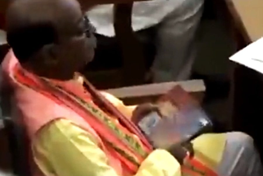 त्रिपुरा BJP MLA ने विधानसभा में Mobile पर देखा अश्लील वीडियो, कैमरे में कैद 1 Tripura BJP MLA watches obscene video on mobile phone in Assembly.(pic credit: Twitter)