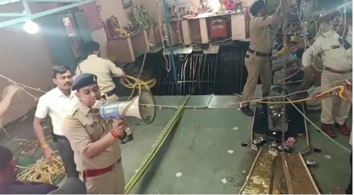 इंदौर में मंदिर की बावड़ी की छत धसने से 11 की मौत 1 In Indore, the roof of the stepwell of the temple fell like this many people.