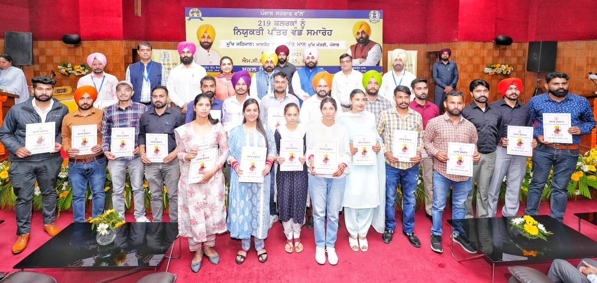 राज्य सरकार ने अब तक 27,042 नौजवानों को सरकारी नौकरियाँ दीं 1 STATE GOVERNMENT HAS SO FAR GIVEN GOVERNMENT JOBS TO 27,042 YOUTH: ASSERTS CM