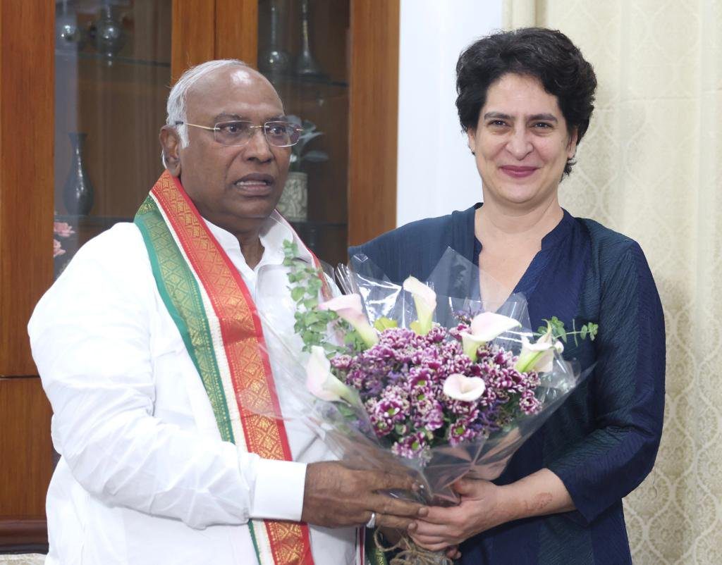 Outgoing Congress president Sonia Gandhi & party's General Secretary Priyanka Gandhi Vadra congratulated Mallikarjun Kharge, on being elected as the Congress President; also met his wife Radhabai Kharge. Q