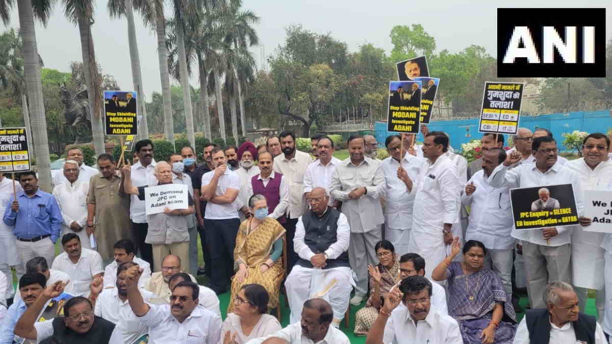 जेपीसी की मांग को लेकर विपक्षी दलों का प्रदर्शन