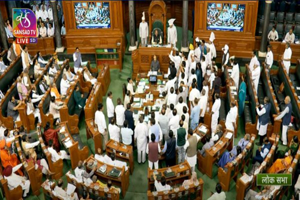 राहुल गांधी के बयान को लेकर संसद में जोरदार हंगामा, कार्यवाही दो बजे तक स्थगित