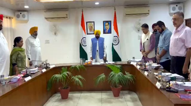 पंजाब कैबिनेट की बैठक में CM Mann सहित पूरी कैबिनेट ने दिवंगत पूर्व CM प्रकाश सिंह बादल को दी श्रद्धांजलि