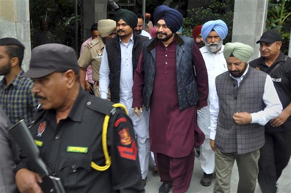 मूसेवाला के माता-पिता से मिले नवजोत सिंह सिद्धू