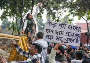 मेयर चुनाव में हुई धांधली के खिलाफ आम आदमी पार्टी और कांग्रेस ने किया चंडीगढ़ में प्रदर्शन