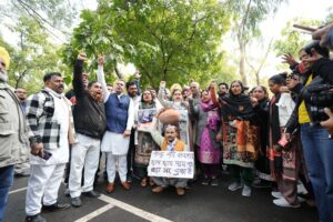 मेयर चुनाव में हुई धांधली के खिलाफ आम आदमी पार्टी और कांग्रेस ने किया चंडीगढ़ में प्रदर्शन