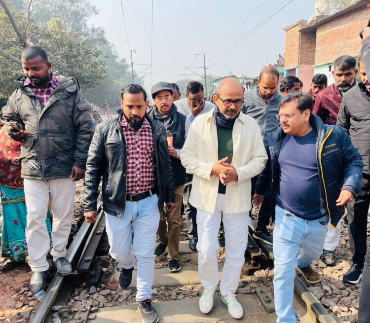 केंद्र की भाजपा सरकार झुग्गियां तोड़ गरीब लोगों को बेघर करना चाहती है- आप