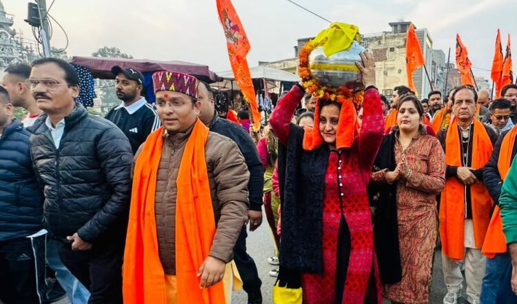 Ayodhya में 'प्राण प्रतिष्ठा' समारोह से पहले Himachal के मंदिरों में उमड़ी भीड़