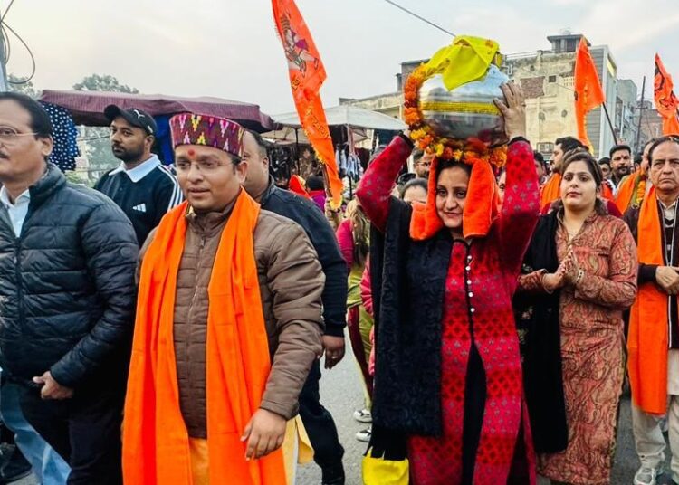 Ayodhya में 'प्राण प्रतिष्ठा' समारोह से पहले Himachal के मंदिरों में उमड़ी भीड़