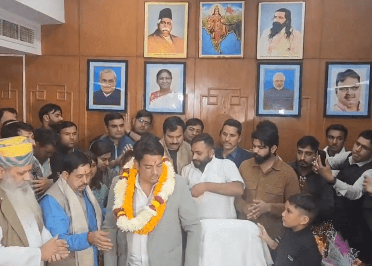 गांधी, अंबेडकर की तस्वीरें