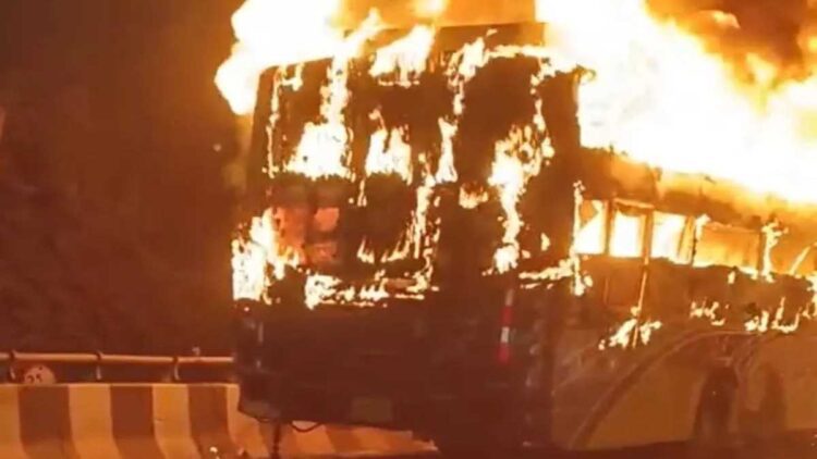 तेलंगाना में बस में लगी आग, महिला की जलकर मौत