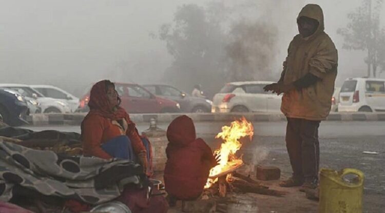 दिल्ली में न्यूनतम तापमान 4.8 डिग्री, एक्यूआई 'बेहद खराब' श्रेणी में