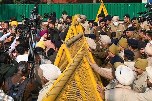 भारी नाटकीयता के बीच चंडीगढ़ मेयर का चुनाव स्थगित