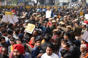 200 से अधिक BJP व AAP कार्यकर्ता हिरासत में