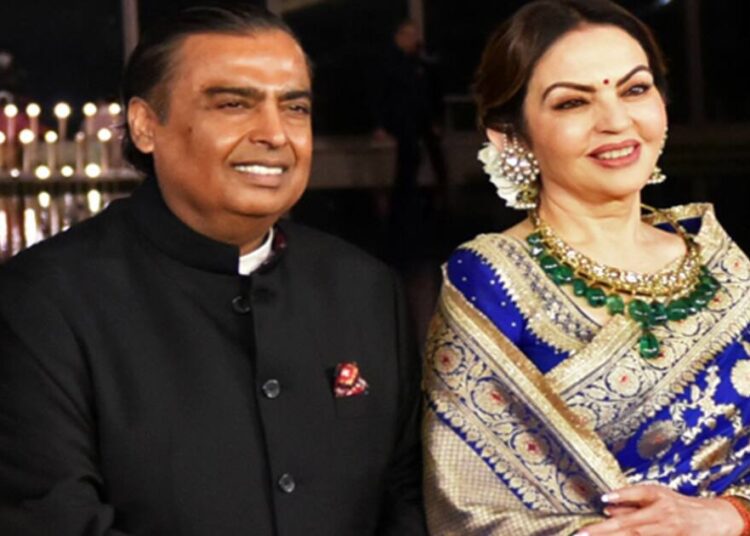 इतनी कीमती गिफ्ट देते हैं नीता अंबानी और मुकेश अंबानी