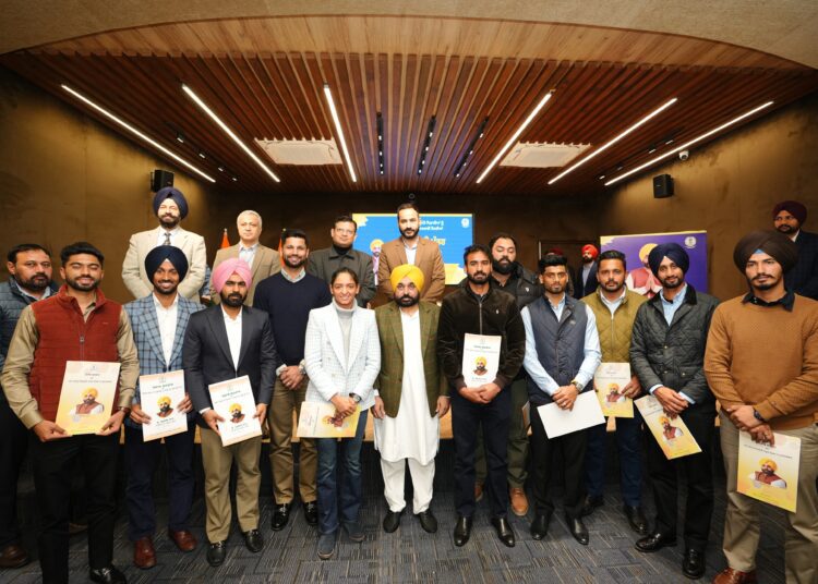 नये युग की शुरुआत करते हुये मुख्यमंत्री ने 11 खिलाड़ियों को पी. सी. एस. और पी. पी. एस. की नौकरियाँ दीं