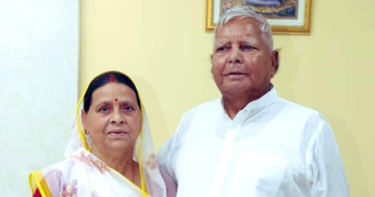 पूर्व CM राबड़ी देवी बेटी मीसा भारती के साथ राउज एवेन्यू कोर्ट में हुई पेश