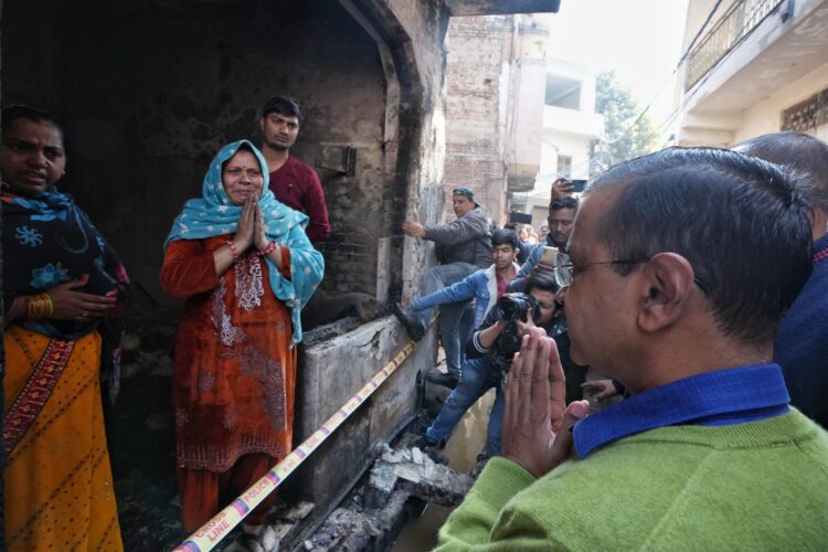 सीएम अरविंद केजरीवाल ने अलीपुर अग्निकांड के पीड़ितों से की मुलाकात, मुआवजे का घोषणा