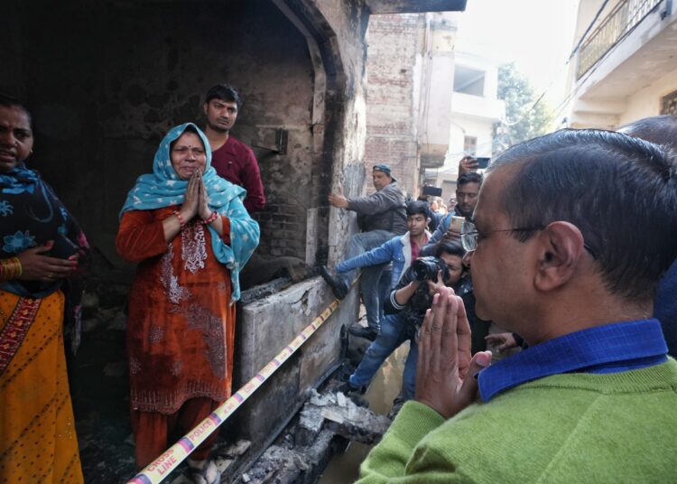 सीएम अरविंद केजरीवाल ने अलीपुर अग्निकांड के पीड़ितों से की मुलाकात, मुआवजे का घोषणा
