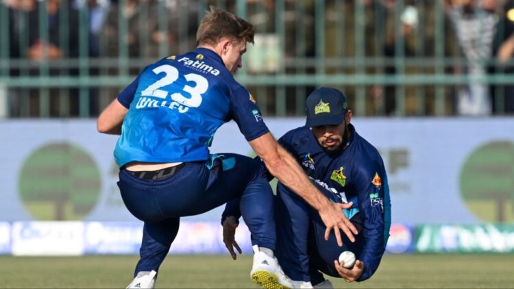 कैच लपकने के पीछे पड़े तीनों खिलाड़ी निकले अनाड़ी,