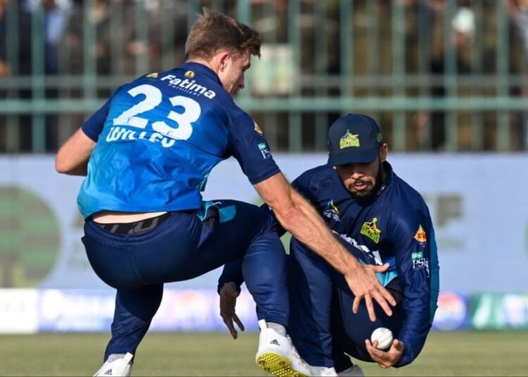 कैच लपकने के पीछे पड़े तीनों खिलाड़ी निकले अनाड़ी,