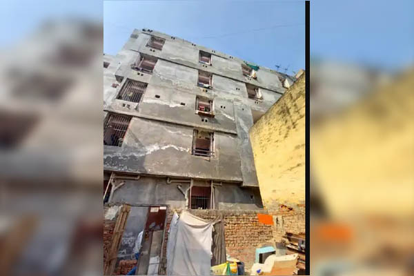 दो बेटियों को नीचे फेंक खुद भी चौथी मंजिल से कूदी महिला, मां-बेटी की मौत, एक बच्ची गंभीर