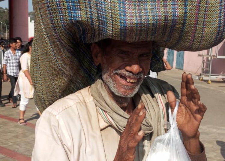 पहनावा देख किसान को मेट्रो में चढ़ने से रोका