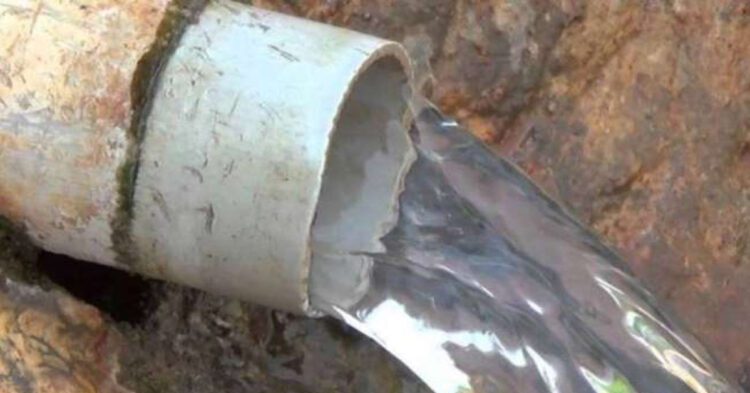 पानी की पाइपलाइन फटने से जलमग्न हुआ शादी का मंडप, खाना छोड़ भागे मेहमान