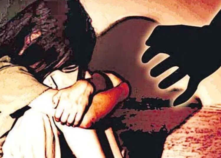 पिता रहते थे ओमान, मौलाना ने मां के साथ बनाए अवैध संबंध… बेटी का किया रेप