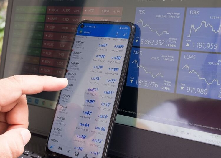 लोगों को रास नहीं आया वोडा का ये फैसला, 14 परसेंट तक गिरे शेयर