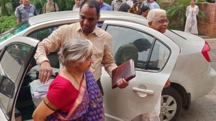 संसद भवन पहुंची वित्त मंत्री निर्मला सीतारमण