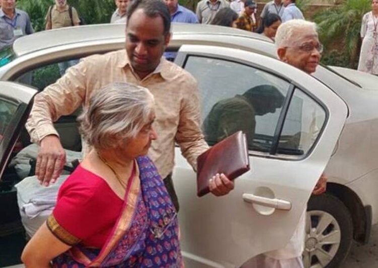 संसद भवन पहुंची वित्त मंत्री निर्मला सीतारमण