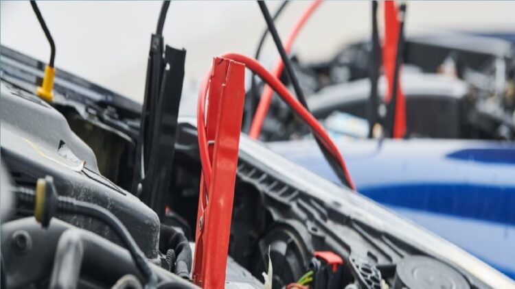 हाईवे पर चलती कार की बैटरी हो जाए डेड, तो क्या है उपाय? पहले समझें संकेत