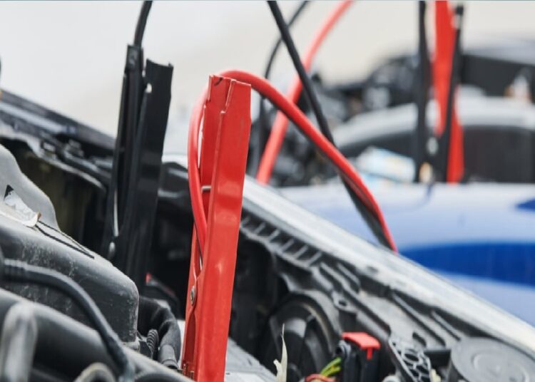 हाईवे पर चलती कार की बैटरी हो जाए डेड, तो क्या है उपाय? पहले समझें संकेत