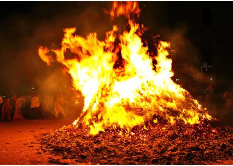 Holi 2024: किन लोगों को नहीं देखना चाहिए होलिका दहन, जानें क्या है इसकी धार्मिक वजह